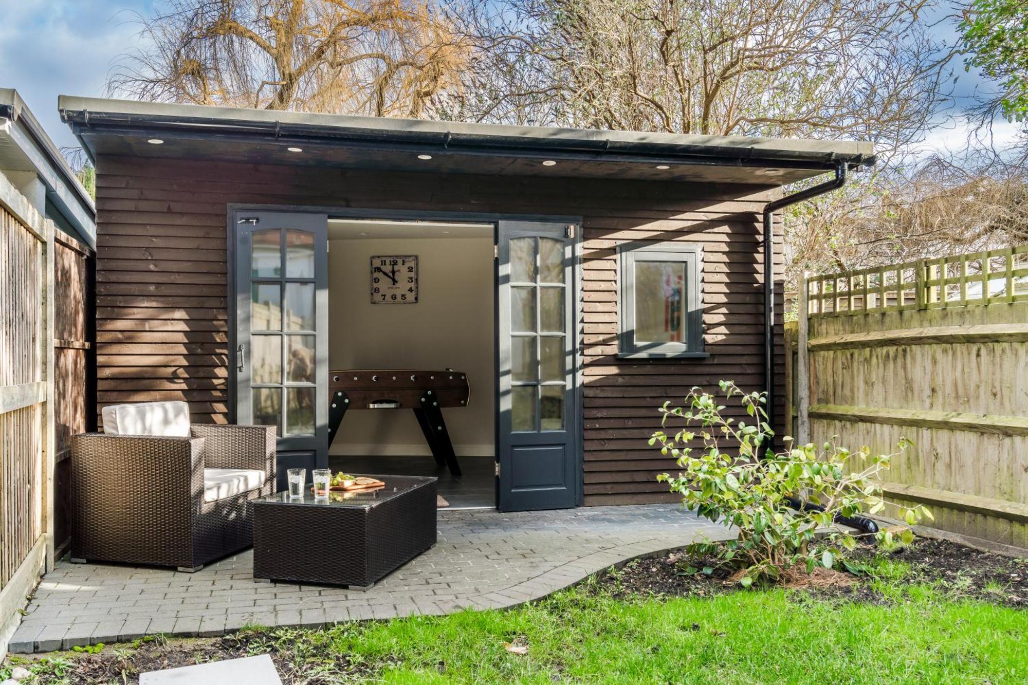 Cozy 3 Bedroom Terrace Cottage In Epsom Eksteriør bilde